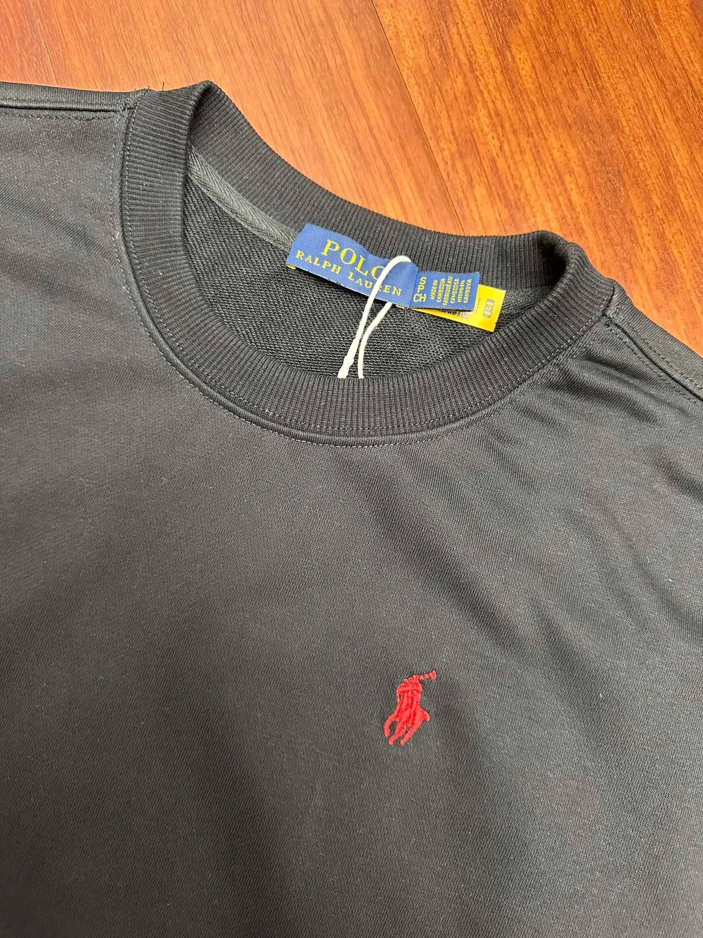 P240 Ralph Lauren/Ralph Lauren classic pony logo jersey long-sleeved sweatshirt. Loose and lazy casual style design. The solid color base is simple and versatile, making it easy to control various styles. ‌The coat fabric is made of 60% cotton➕40% polyester, which not only retains the softness, comfort and breathability of cotton, but also adds the wear resistance and wrinkle resistance of polyester fiber, making the clothes more durable and easy to care for. Even in slightly cooler weather, you won't feel stuffy when wearing it. This kind of fabric has a natural crisp feel and is not easy to pill or deform. The large logo embroidery on the chest is full of color, full of three-dimensionality and lifelike. Designed in the same style for men and women, it is suitable for couples or family wear. It is both practical and beautiful. It is an indispensable and practical item in the wardrobe! Ralph Lauren's age-reducing items add a bit of liveliness and interest to the entire sweatshirt. There is no pressure to dress, regardless of age or gender. Complete accessories!  Color: Black Size: S-xL